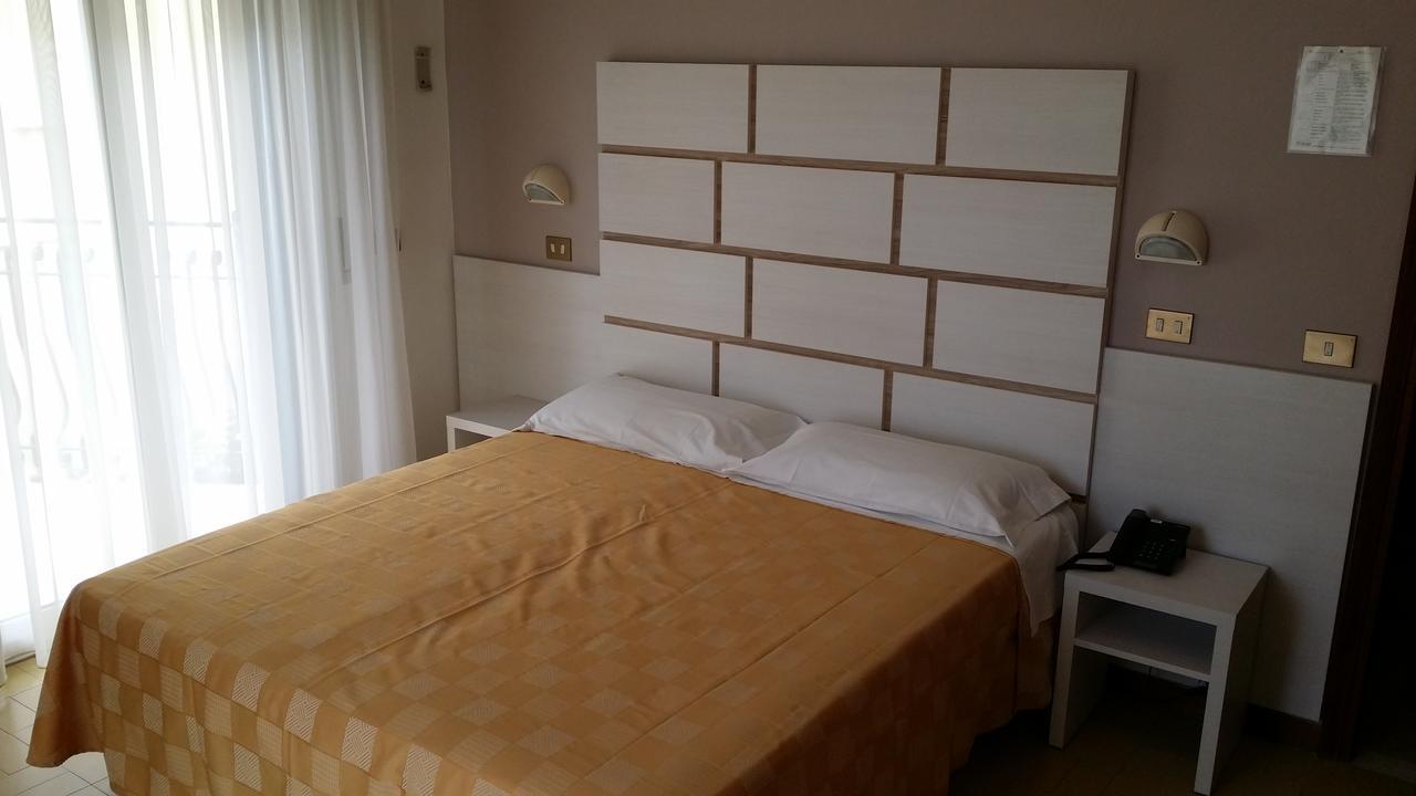 Hotel La Falena Cervia Exterior photo