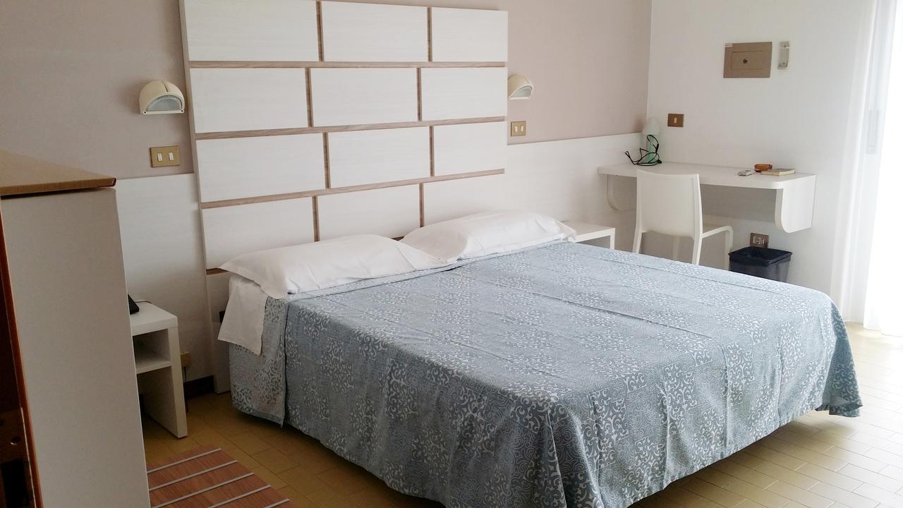 Hotel La Falena Cervia Exterior photo