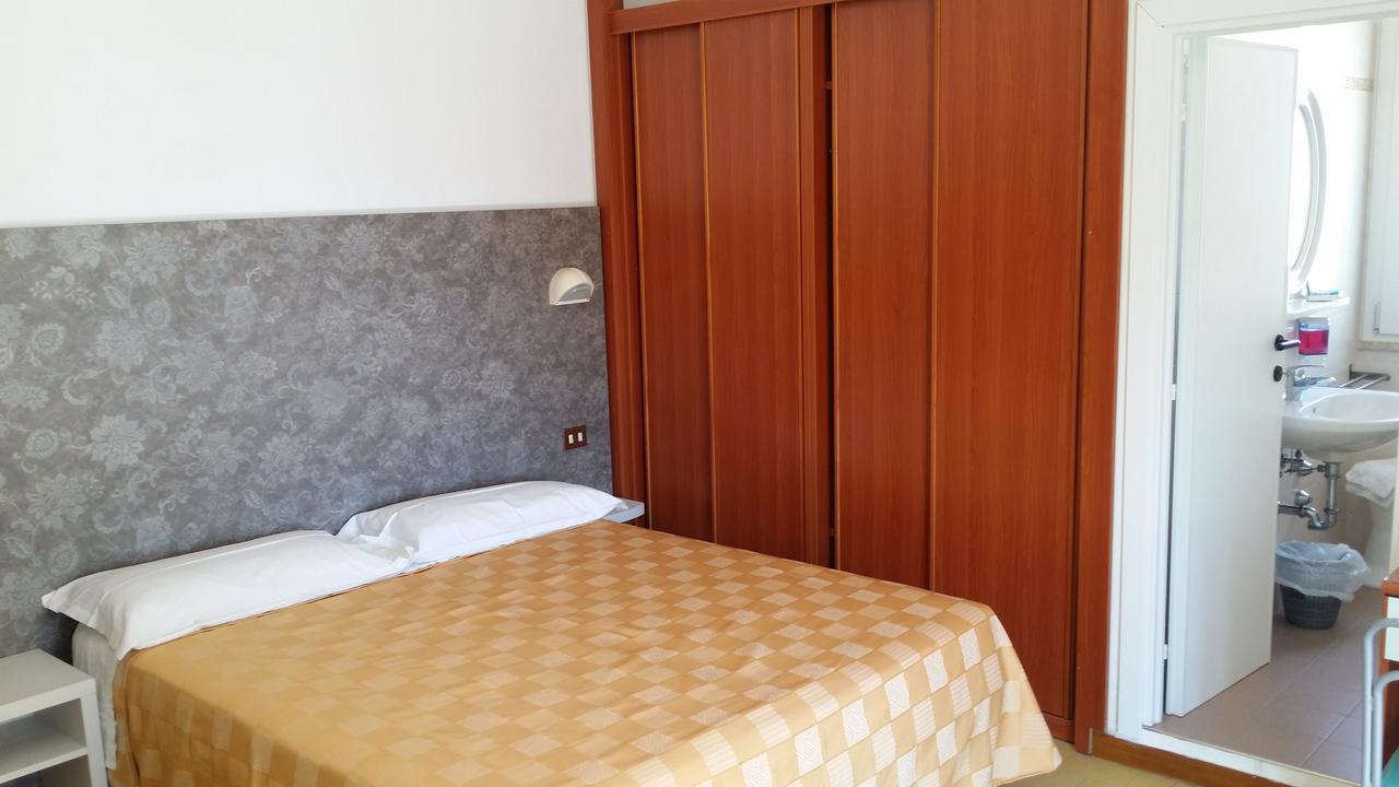 Hotel La Falena Cervia Exterior photo