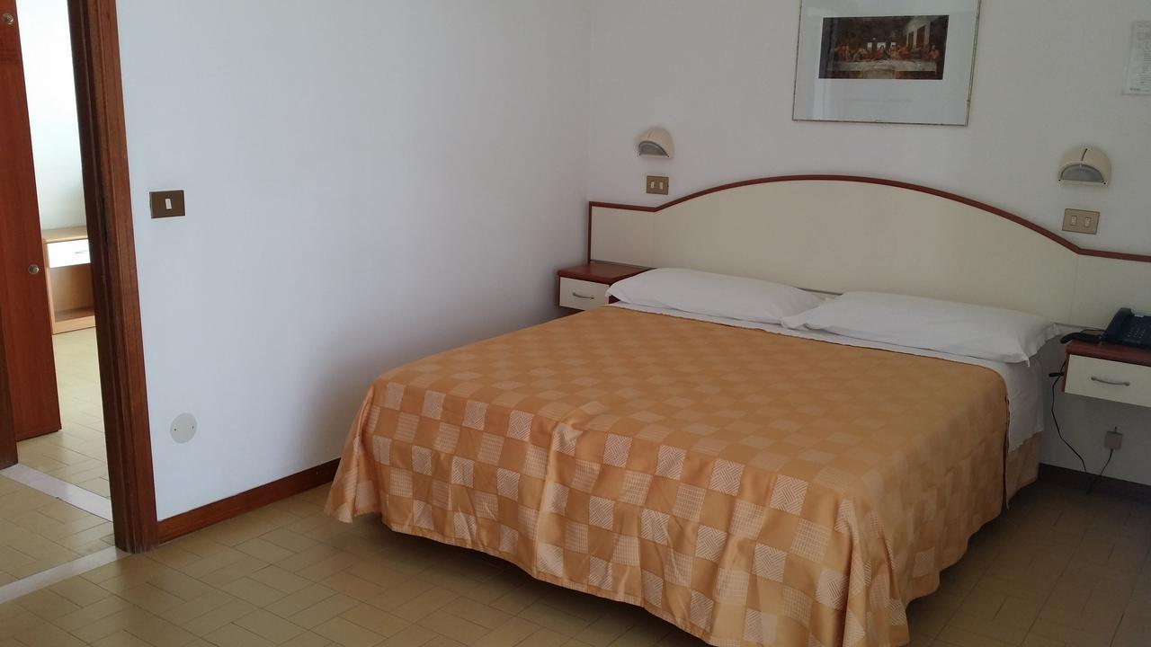 Hotel La Falena Cervia Exterior photo