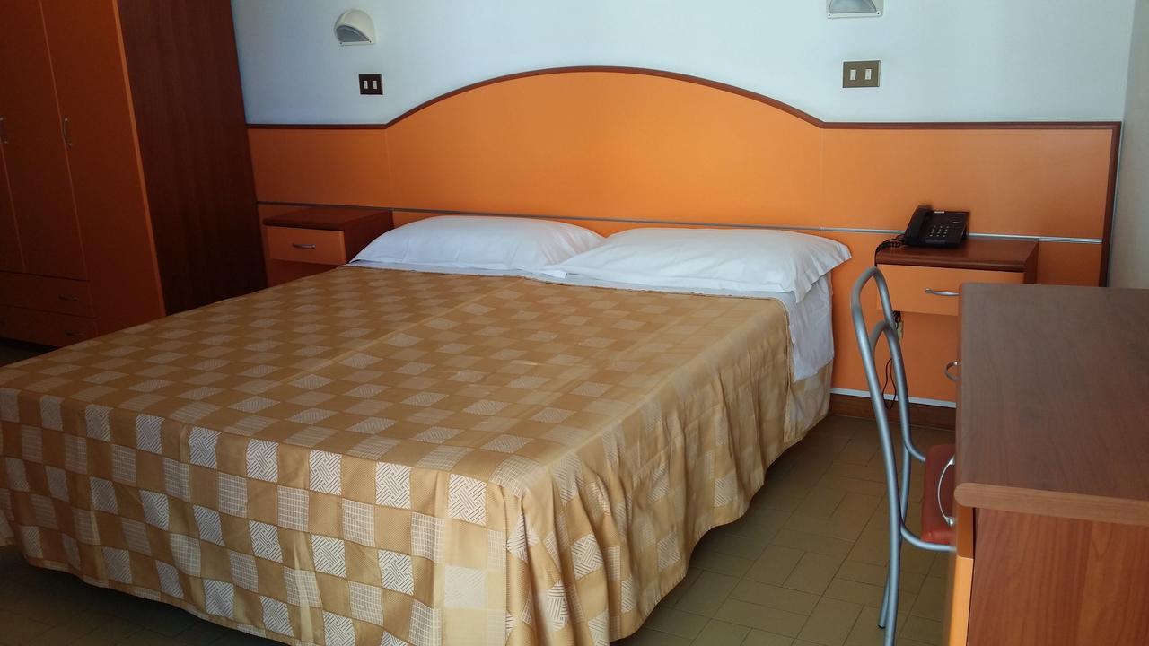Hotel La Falena Cervia Exterior photo