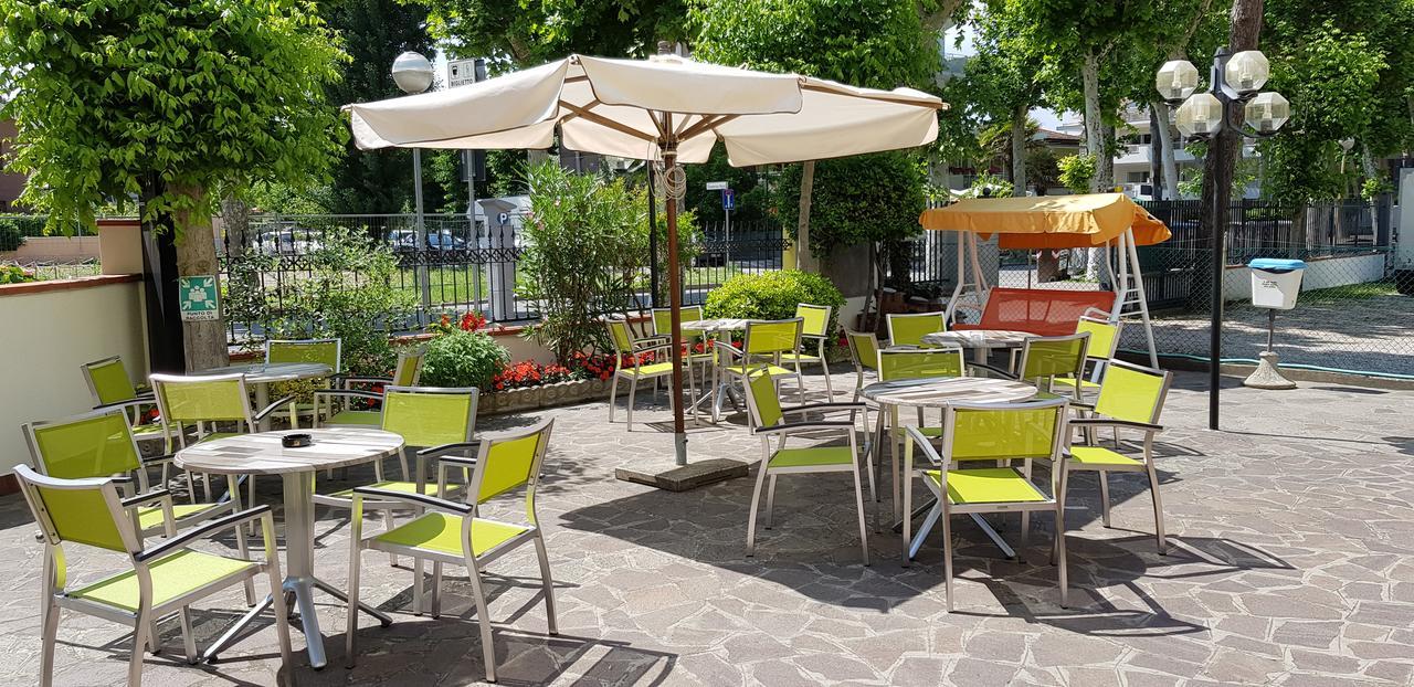 Hotel La Falena Cervia Exterior photo